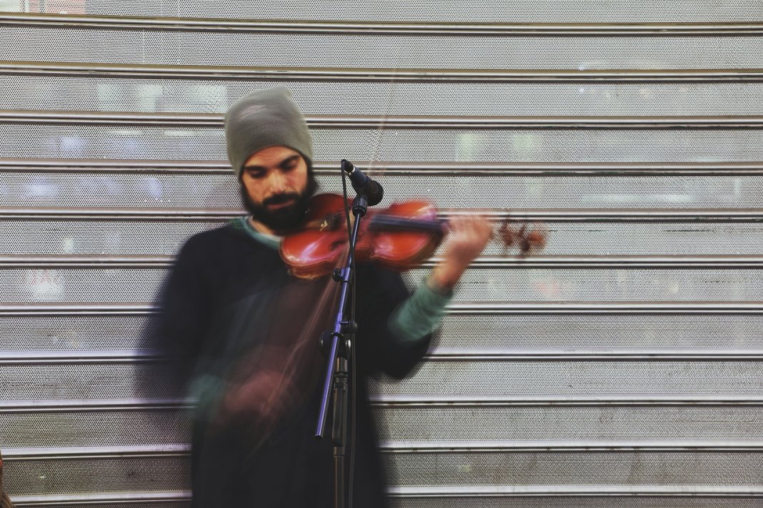 Na crônica “O violinista no metrô”, descobrimos que não valorizamos a beleza, por Martha Medeiros