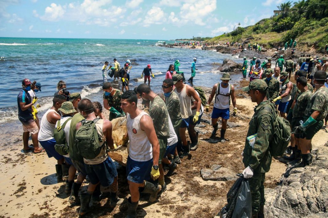 Na Bahia, o óleo que contaminou as praias poderá ser reciclado