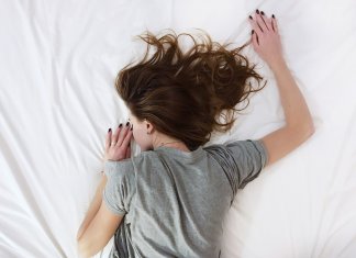 Dormir pouco envelhece o cérebro mais rápido
