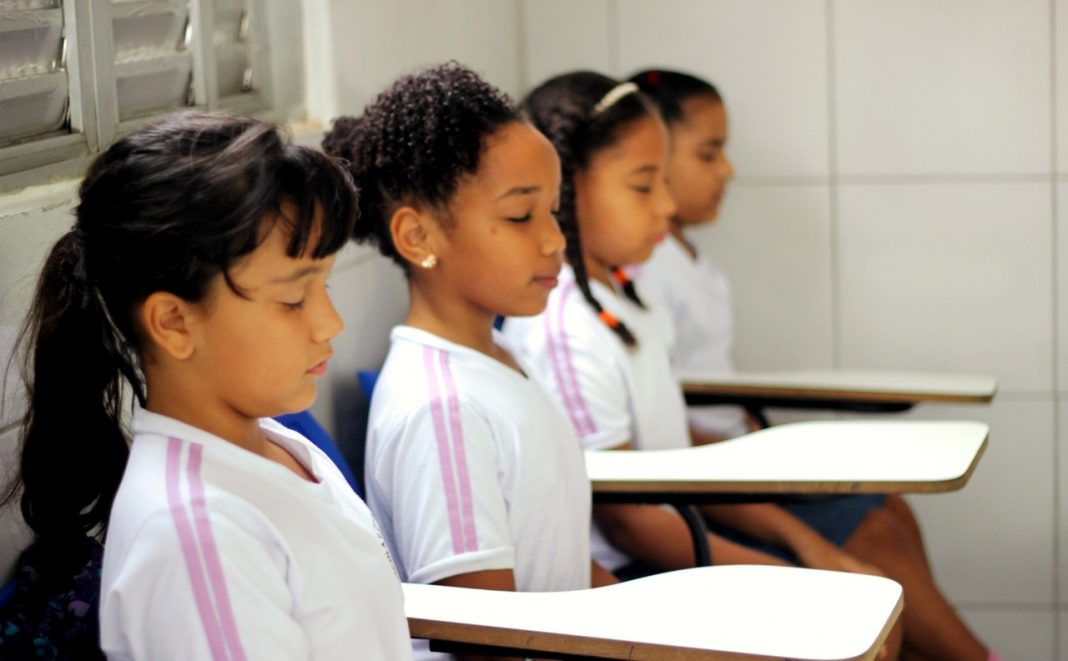 Meditação nas escolas: grandes benefícios, mas ainda não faz parte da grade curricular