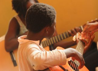 Um instrumento musical pode fazer muito mais pela inteligência das crianças do que um celular