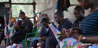Países africanos têm projetos incríveis de reciclagem de chinelos e plástico