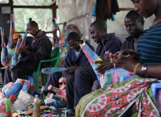 Países africanos têm projetos incríveis de reciclagem de chinelos e plástico