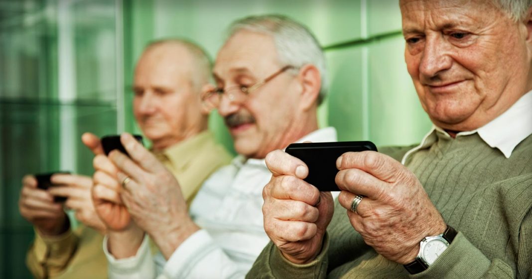 É preciso melhorar a relação dos idosos com a tecnologia