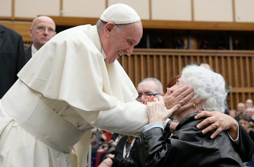 O Papa Francisco lança uma reflexão sobre o descarte dos idosos